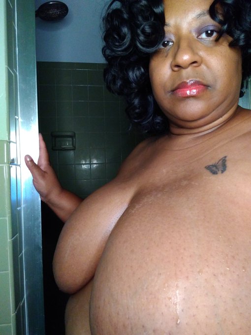 After years of you boys asking for it, here it is: first time bottomless on cam. I don't get too dirty<a href="/tag/hammeryourdreams"class="tags"><span>#hammeryourdreams</span></a>