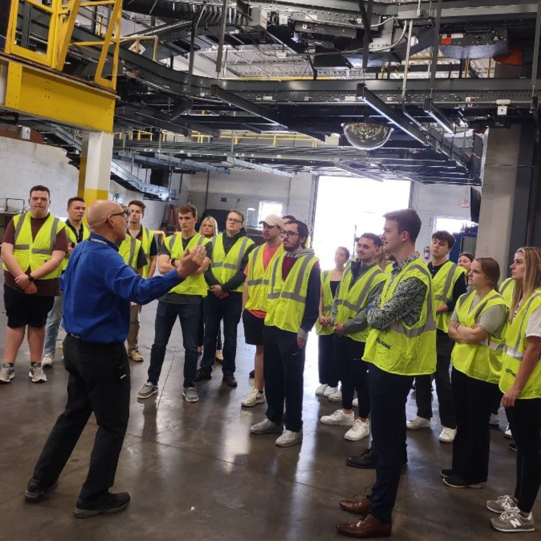 Students in the Supply Chain Logistics Planning class had the opportunity to visit the Fastenal Distribution Center in nearby Akron, Ohio to experience and witness the use of automation in a DC logistics operations 🚧

#ExperienceBusiness