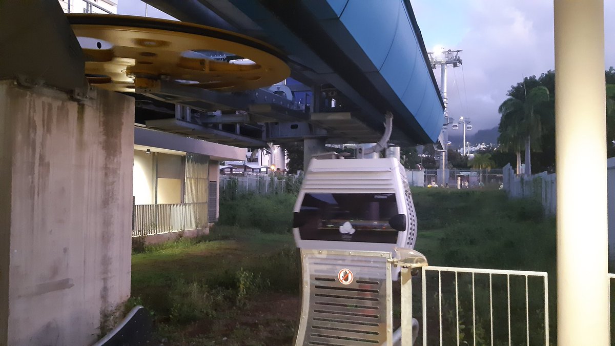 [Mobilité à la Réunion]
A Saint-Denis visite du #téléphérique 🚠 #Papang de la #Cinor mis en service en 2022 grâce un prêt <a href="/BanqueDesTerr/">Banque des Territoires</a> de 10M€
3' entre chacune des 5 stations, 2,7 km de lignes, 46 cabines de 10 personnes, 7000 pers/jour 👍