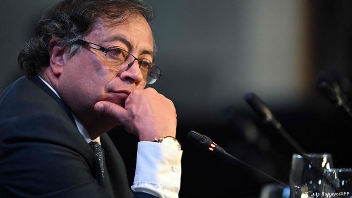 Quién está de acuerdo que Gustavo Petro es el Peor presidente de la historia de colombia.
'Lleva a Colombia al abismo'🔄