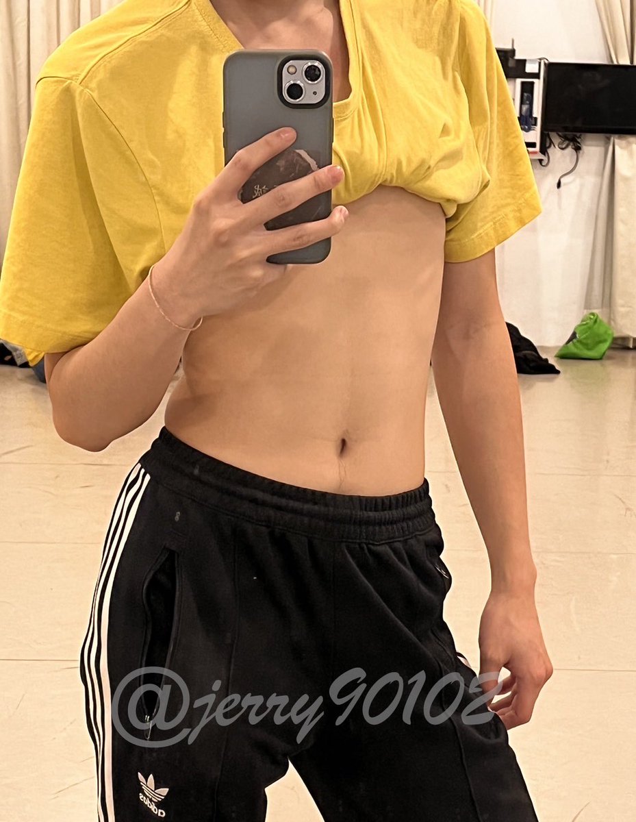 jerry90102's tweet photo. 練舞練到好熱🫠

排骨有人要兩根嗎～ https://t.co/OGjHTQwRoY