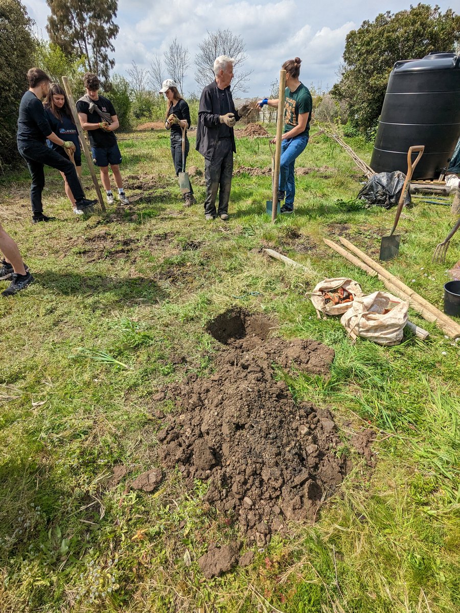 CUHedgehogs's tweet photo. And the @cardiffuni #GW4LivingLabs project on tree planting is underway!🌳💚

#treeplanting #NetZero #GW4 @GW4Climate https://t.co/D4iwaTe6IC