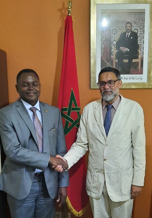 Visite amicale et studieuse à l’Ambassade #Maroc au #Burundi du Représentant u PNUD au Burundi Mathieu Ciowela qui souhaite une forme de coopération triangulaire à l’instar d’autres pays africains frères pour bénéficier de l’expérience du Maroc dans le renforcement des capacités.
