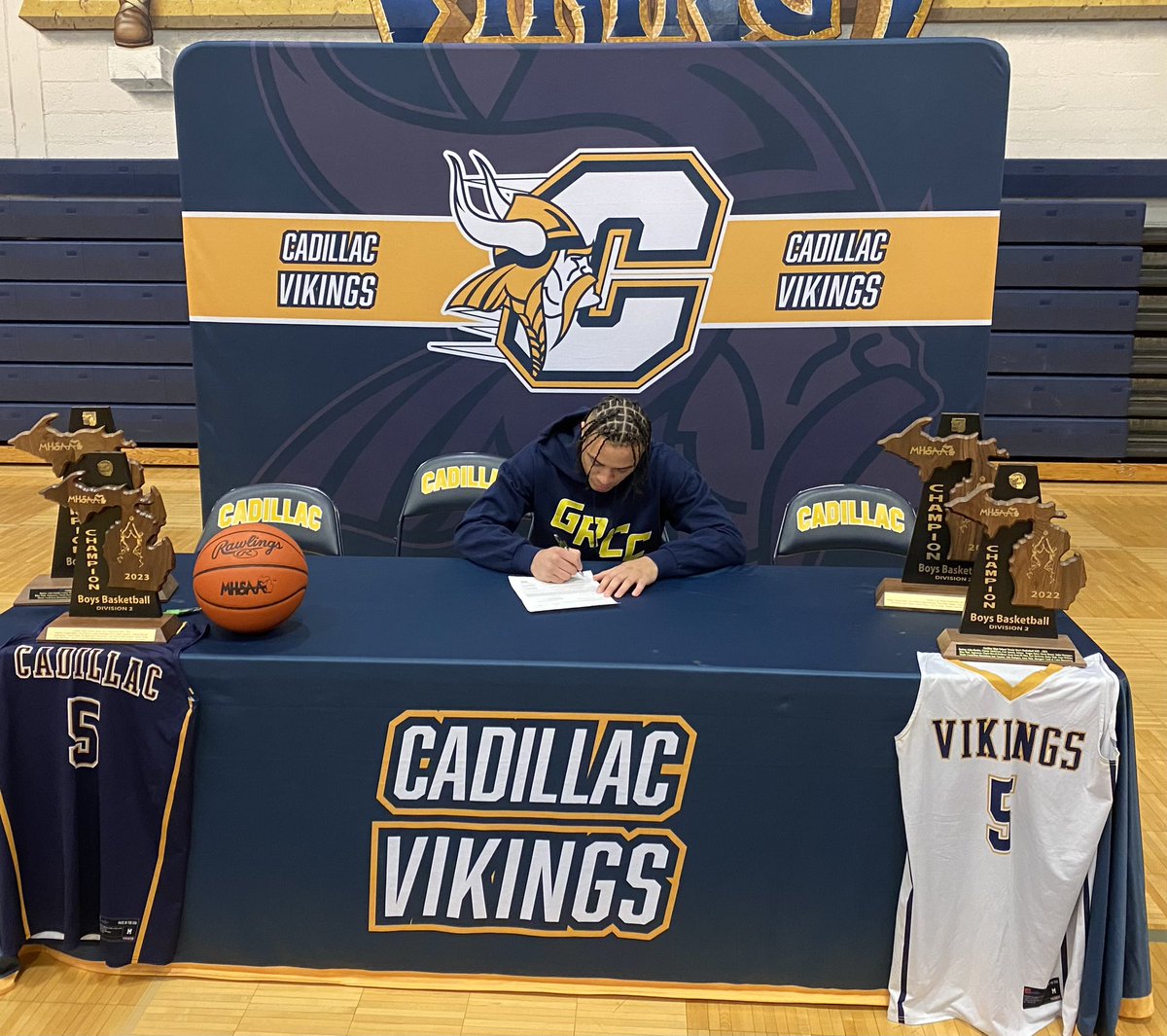 Excited for our guy <a href="/JadenMontague5/">Jaden Montague</a>. GRCC is getting a good one. He’s left his mark on our program. His best is yet to come. Make us proud J!!
<a href="/CoachJoeFox/">Coach Fox</a>
