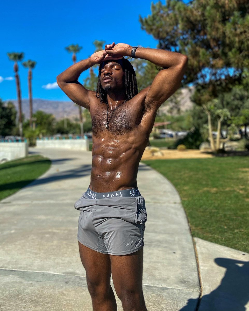 HotKelechi's tweet photo. I really be thinking I’m a model 😂📸📸 https://t.co/mUkNuGsK34