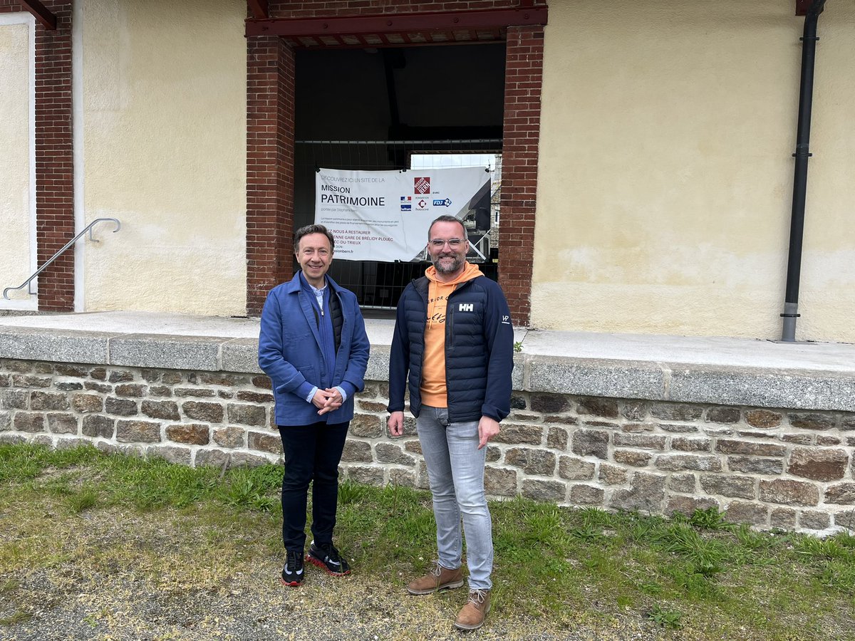 En tournage du village préféré des Français @PrefereFrancais @MorganeProd pour @France3tv dans les @cotesdarmor22 @regionbretagne avec le maire @vlm22 devant la gare de #Brélidy-Plouec restaurée par la #MissionBern #lotodupatrimoine avec @fond_patrimoine @FDJ @MinistereCC