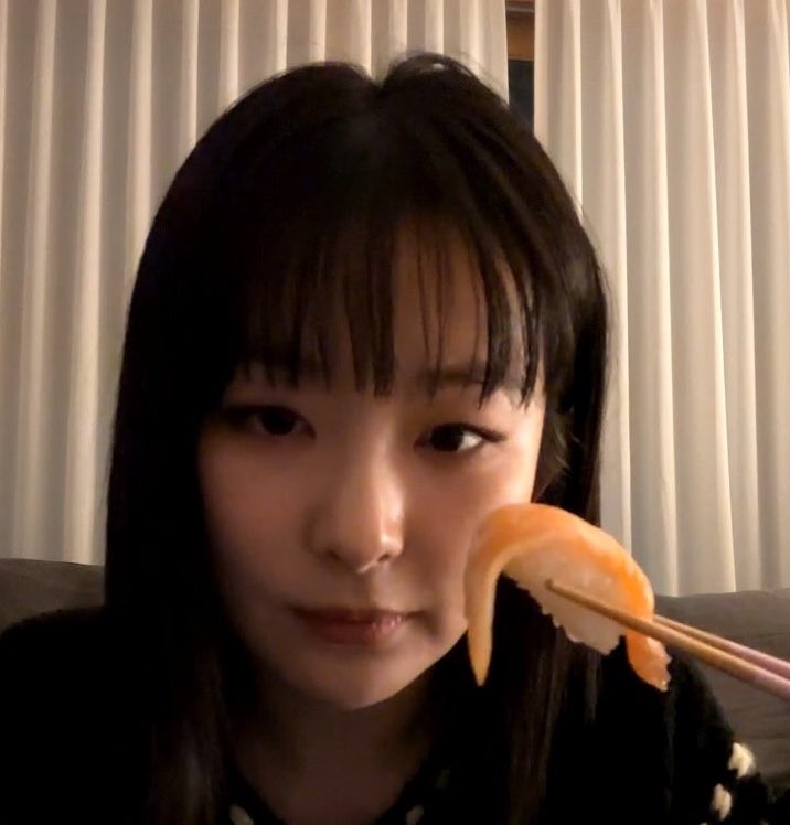 seireneity_'s tweet image. "kpop ka nang kpop! pinapakain ka ba ng mga kpop na 'yan?"
yung kpop: