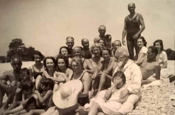 onnturkiye's tweet photo. 🪀(Halife) Abdülmecid Efendi'nin, 1930'ların sonlarına doğru, ailesi ve Fransız ressamlarla birlikte plajda çekilmiş bir fotoğrafı (Fransa/Nice) ....

🪀Vahttin'in torunları Neslişah Sultan, kardeşleri ve hanedandan akrabaları Fransız Rivierasında.

🪀Osmanlı'nın gerçek torunları..