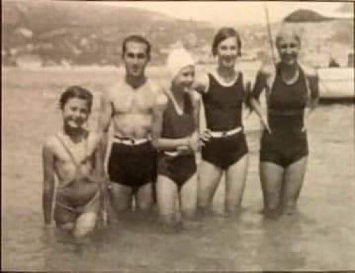 onnturkiye's tweet photo. 🪀(Halife) Abdülmecid Efendi'nin, 1930'ların sonlarına doğru, ailesi ve Fransız ressamlarla birlikte plajda çekilmiş bir fotoğrafı (Fransa/Nice) ....

🪀Vahttin'in torunları Neslişah Sultan, kardeşleri ve hanedandan akrabaları Fransız Rivierasında.

🪀Osmanlı'nın gerçek torunları..