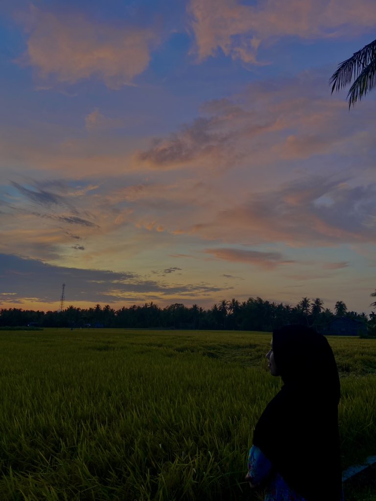 rdhatulmaghfrah's tweet photo. Bukan masalah senja yang selalu indah disaat pulang ke rumah, tetapi ini tentang rindu pada orang tua yg menunggu dirumah, tentang birrul walidain. Memang harus direncanakan dan menjadi bagian to list paling atas dalam agenda hidup ini. https://t.co/QgxeklRkUa