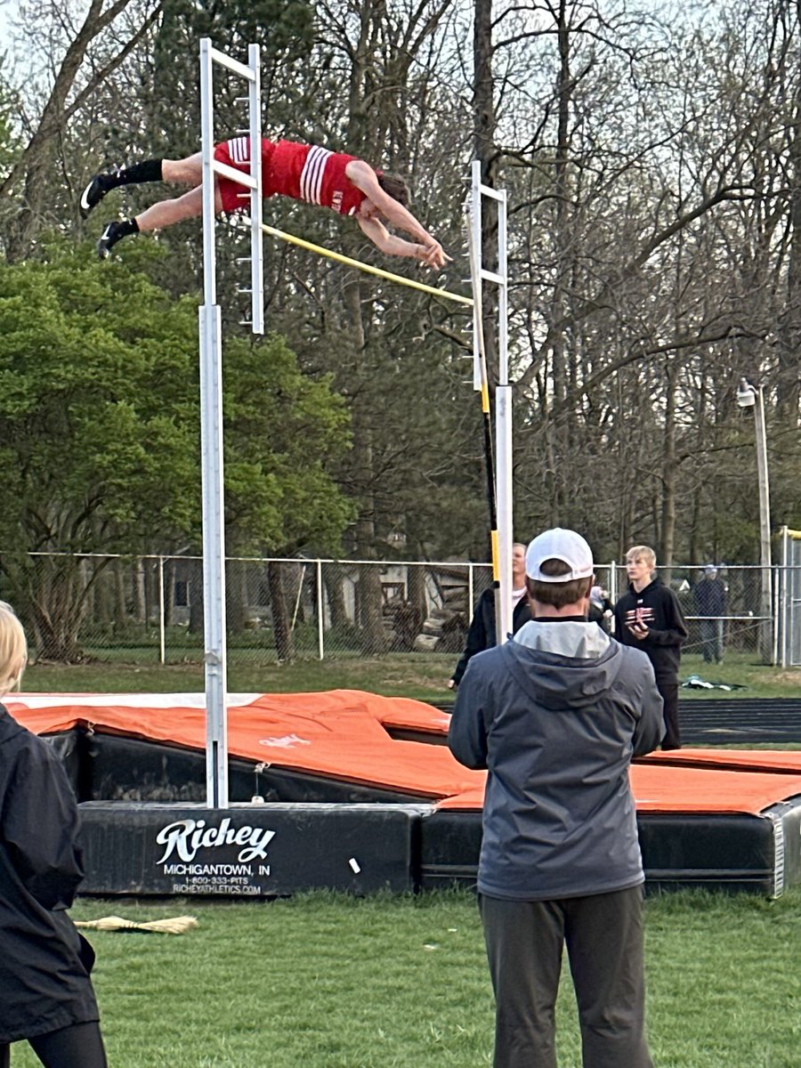 Newton_Schools's tweet photo. Jaemyn Lowry broke the school record last night in pole vault. 11’ former record was 10’6” from 2014. Congrats, Jaemyn! https://t.co/VtUCWdA0s4