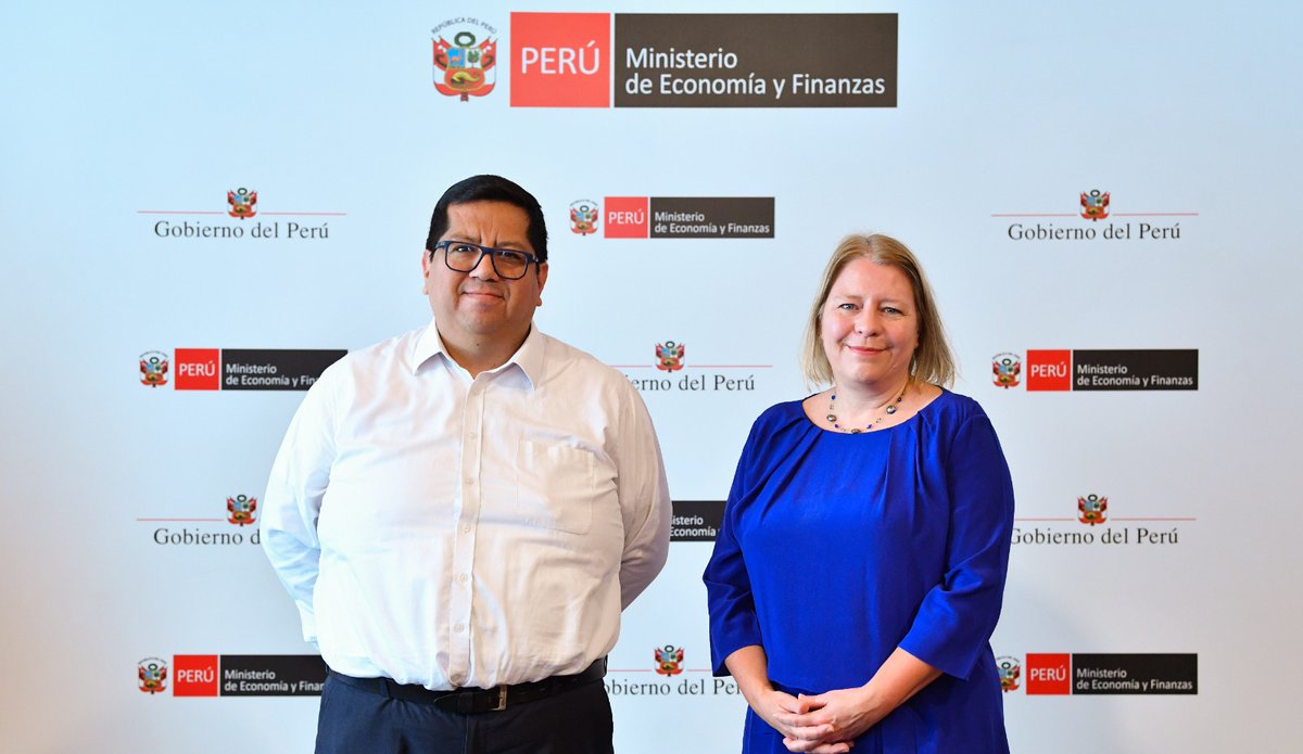 MEF_Peru's tweet photo. El ministro de Economía y Finanzas, @AlexContreras_M, se reunió con la embajadora del Reino de los Países Bajos, @NLintvelt, con quien dialogó sobre el interés de empresas por invertir más el Perú, así como del apoyo para atender la emergencia ocasionada por las lluvias. https://t.co/KBqLIISy2J