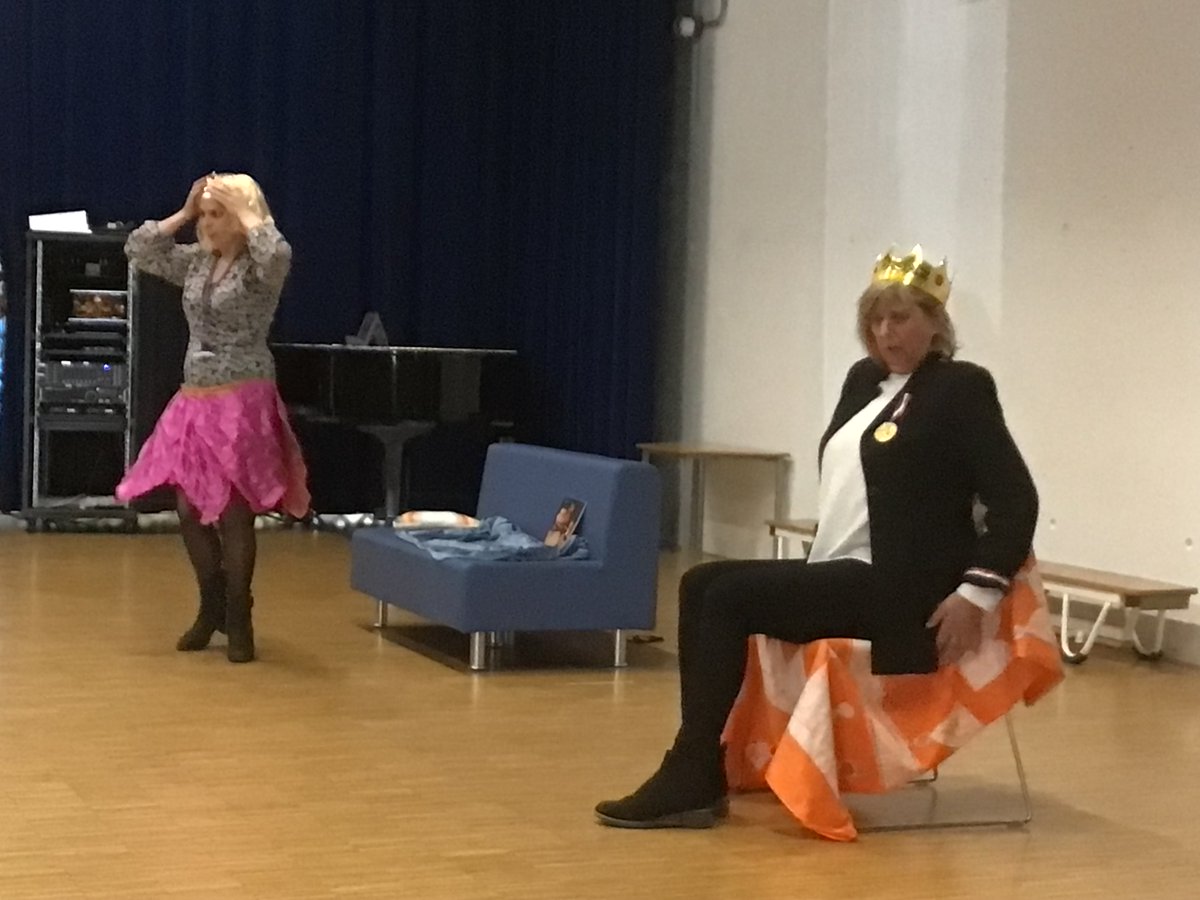 BSNJSV's tweet image. On Book Day, the children found out about the Dutch book &quot;Een Gorillababy in het paleis&quot;, by Mevrouw de Best, one of our Dutch teachers.
#BSNJSV #BSNlanguages #JSVDUTCH