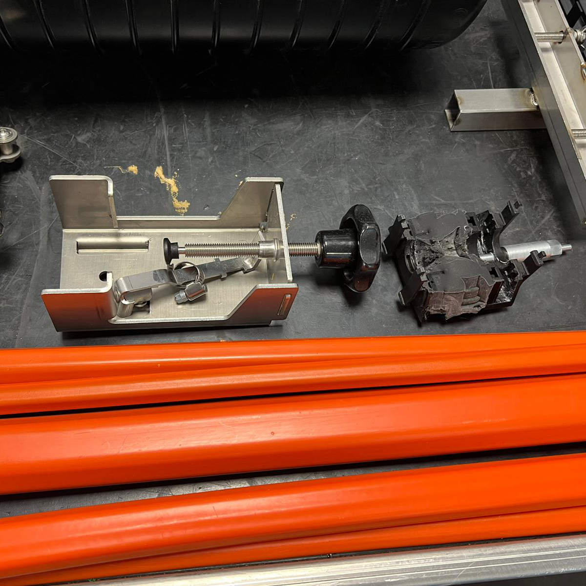 Noch mehr Leistung für #Glasfasernetze?😲 Heute mit Kollegen aus der Technik, Engineering und IT Einblicke in neue #Netztechnik gewonnen. Das Ziel? Kooperationen mit Netzbetreiber bzw. Netzöffnung für andere ermöglichen, um #Doppelausbau zu vermeiden und Ressourcen zu schonen.🚀