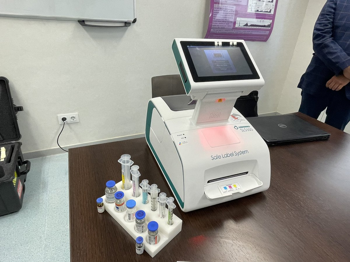 Trabajando en mejorar la seguridad en la administración de medicación en quirófano @AnestesiaH12O. Avanzamos junto @farmacia_h12o en el desarrollo de un proceso que incorpore avances como este sistema @codonics para identificar jeringas y diluciones. Abriendo camino #somosdel12