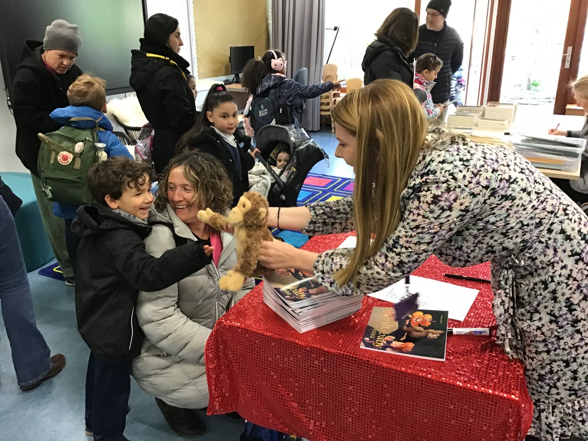BSNJSV's tweet image. On Book Day, the children found out about the Dutch book &quot;Een Gorillababy in het paleis&quot;, by Mevrouw de Best, one of our Dutch teachers.
#BSNJSV #BSNlanguages #JSVDUTCH