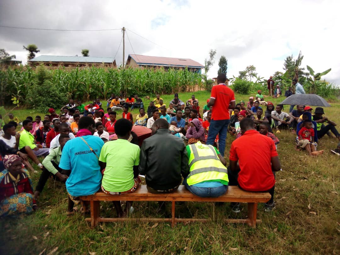 NYARUSANGE_Sect's tweet photo. Uyu munsi ku wa 26/04/2026 mu tugari tugize Umurenge wa Nyarusange twakoze inama yaduhuje n'urubyiruko yari igamije gukangurira urubyiruko umuco w'ubukorerabushake. Iyi nama yakozwe ku bufatanye na @Rwandapolice .

@Muhangadis @RwandaSouth @RwandaLocalGov @MiniYouthRwanda https://t.co/qq5zYEbvlJ