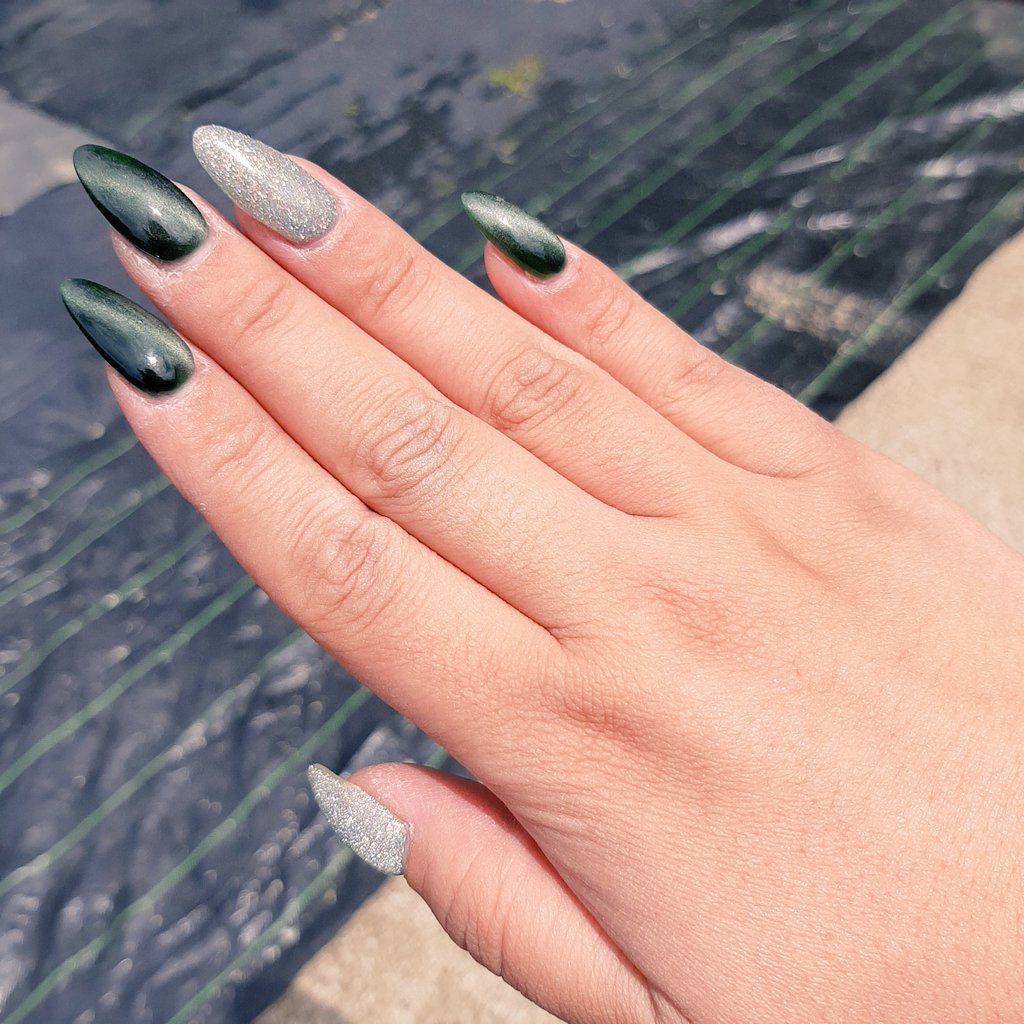 深いグリーンのマグネット可愛すぎる🥺

 #マグネットネイル
 #フラッシュネイル