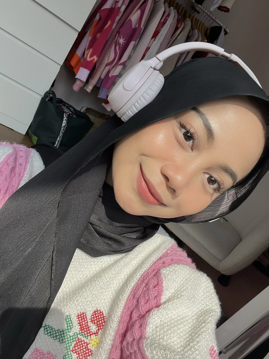 httpsmohae's tweet photo. sumpah aku gak pernah self claimed until i saw her tiktok trs “aku perasaan gapernah bikin tiktok gini deh” trs nyadar itu bukan aku and approved by all my friend kalo mirip https://t.co/fzmcRsuUlP