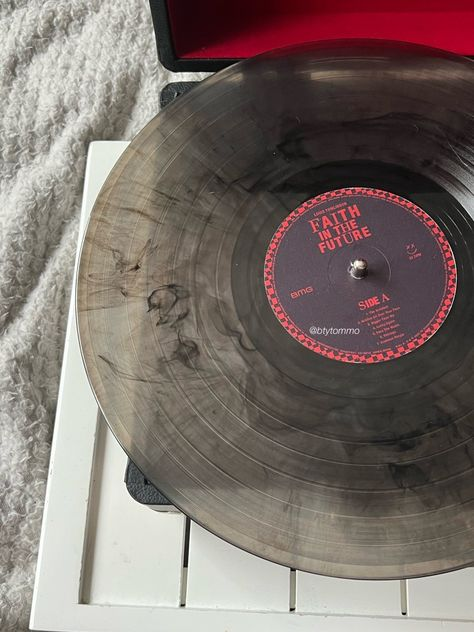 dilfouisstan's tweet image. reasons why i cannot relate to the album "faith in the future" by louis tomlinson.

a thread: