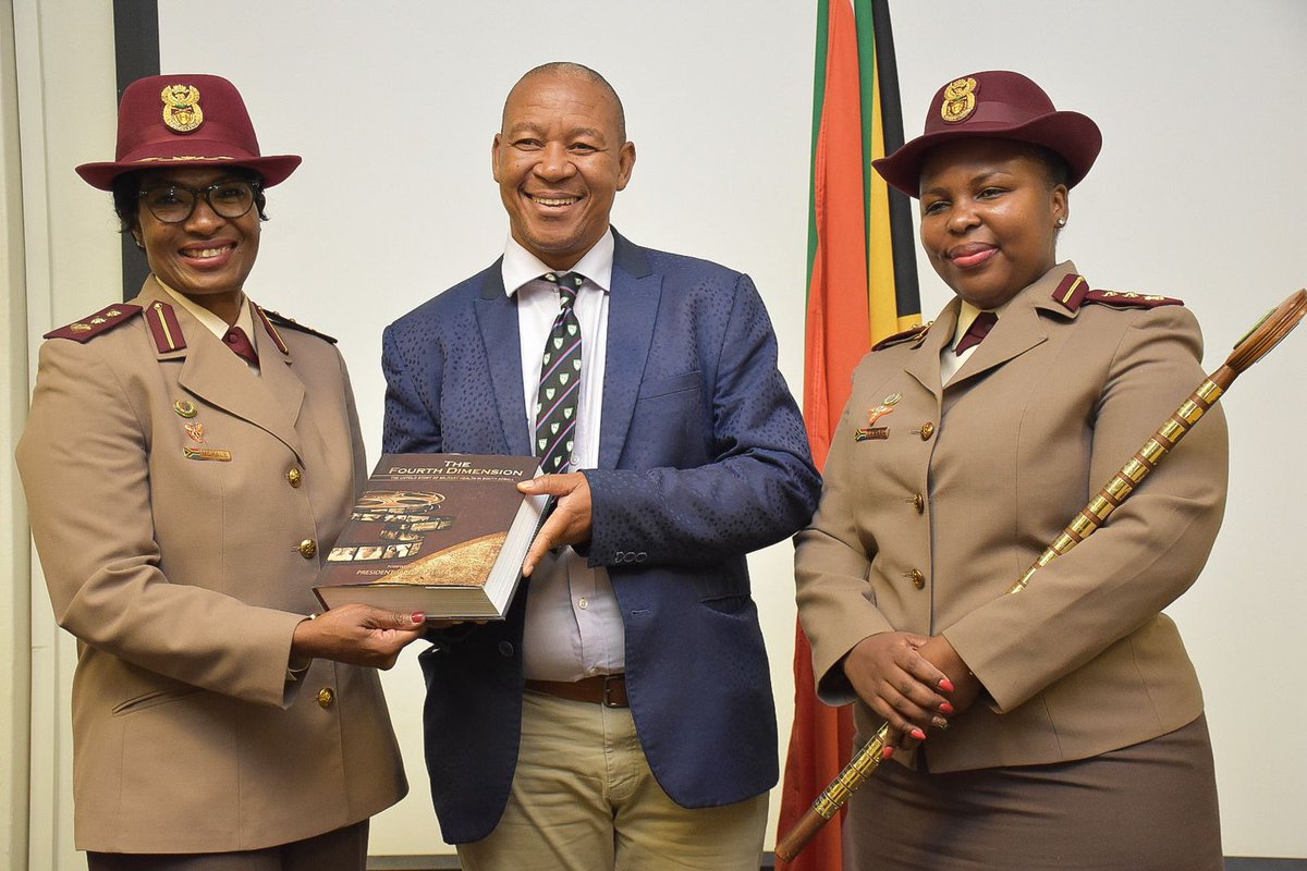 SANDF_ZA's tweet photo. The SDSP 09/2023 conducted a country brief of South Africa to the Commandant of the #SANDF College, the directing staff and the members of the #SDSP 09/2023. This presentation was conducted by the Regal of the course Colonel T.E. Mohale and the Baby Regal Colonel C.N. Ndlovu. https://t.co/lKobUrN0xv