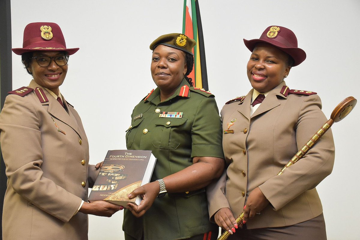 SANDF_ZA's tweet photo. The SDSP 09/2023 conducted a country brief of South Africa to the Commandant of the #SANDF College, the directing staff and the members of the #SDSP 09/2023. This presentation was conducted by the Regal of the course Colonel T.E. Mohale and the Baby Regal Colonel C.N. Ndlovu. https://t.co/aJic3HWwtV