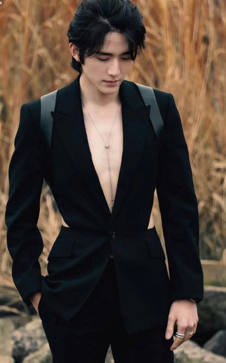 Zuuv111's tweet image. I want to see him in this suit 😎😎

THE ELEGANT JAKAPAN
#BuildWithSui

in the photo Zhang Xin Cheng