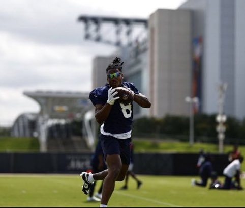 MySportsUpdate's tweet photo. This is great: #Texans WR John Metchie is back on the field for offseason workouts. 

Metchie was diagnosed with a form of leukemia in July and missed his entire rookie year. Houston traded up to get him in the 2nd-round.

Looks like he’s on his way back. 🙏

(📸 @HoustonTexans) https://t.co/CZURYyEHTX