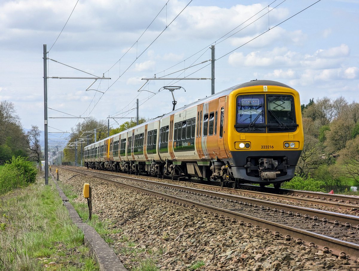 DownOnTheStour's tweet photo. Few more snaps at and around the area of Hewell Crossing πΈ
Right time for a 45 min walk back to civilization πΆπ
#DownOnTheStour #RailwayPhotography #railwaytwitter #class323 #lickey #class172 https://t.co/Ft1NFmyPk9