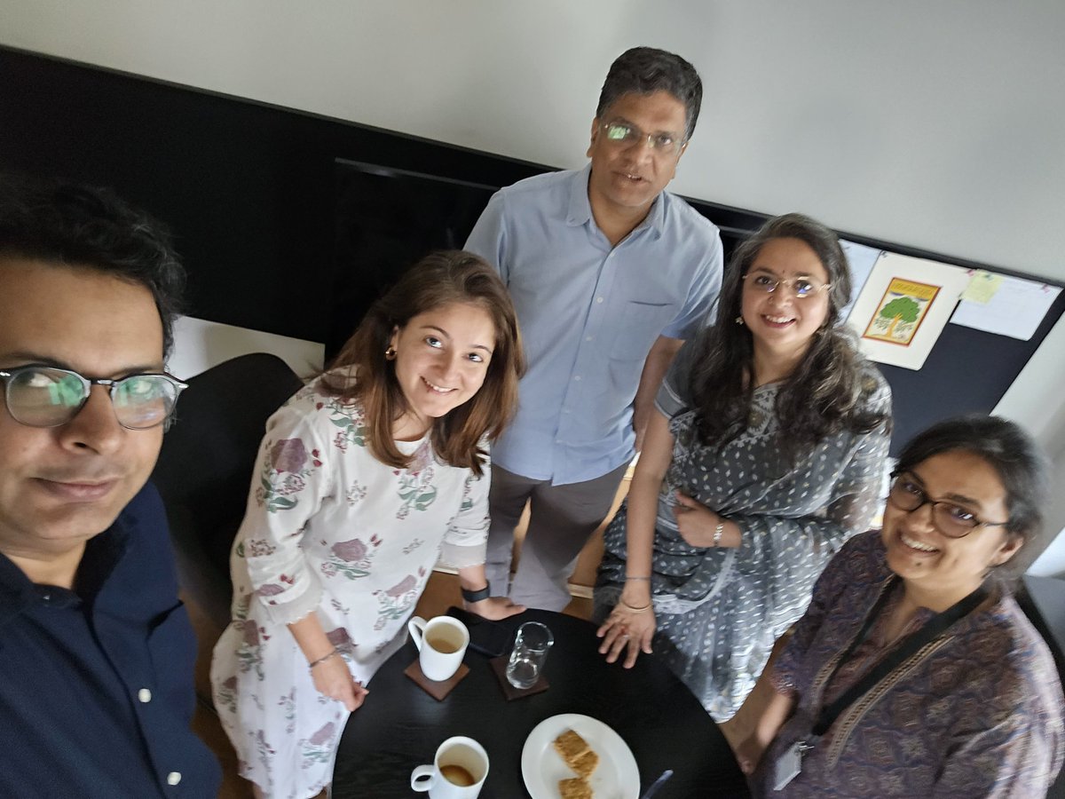 Had a magical conversation with @pritika13 & @_NehaSinha that lifted my spirits. We were kicking ourselves for not recording it!

Great to hang with Mr Devdas @CafeEconomics & @PoornimaDore before that.

@srajagopalan, missed you!

@kumaranand, Niranjan insists you are married!