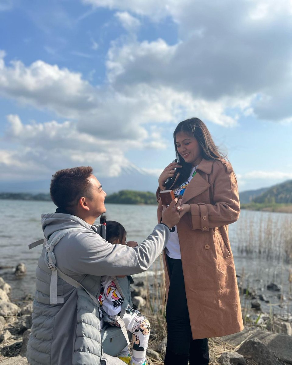 banderaphl's tweet photo. CONGRATS, NEIL AT CHIN! ❤️💍

IBINANDERA ng aktor na si Neil Coleta na nag-propose na siya sa kanyang partner na si ChinKee Jazmin Chinnei habang nagbabakasyon sa Mt. Fuji sa Japan. | 📸: Instagram/Coleta

Related chika: https://t.co/NpDBsBWNIb https://t.co/a8MiZueyEW