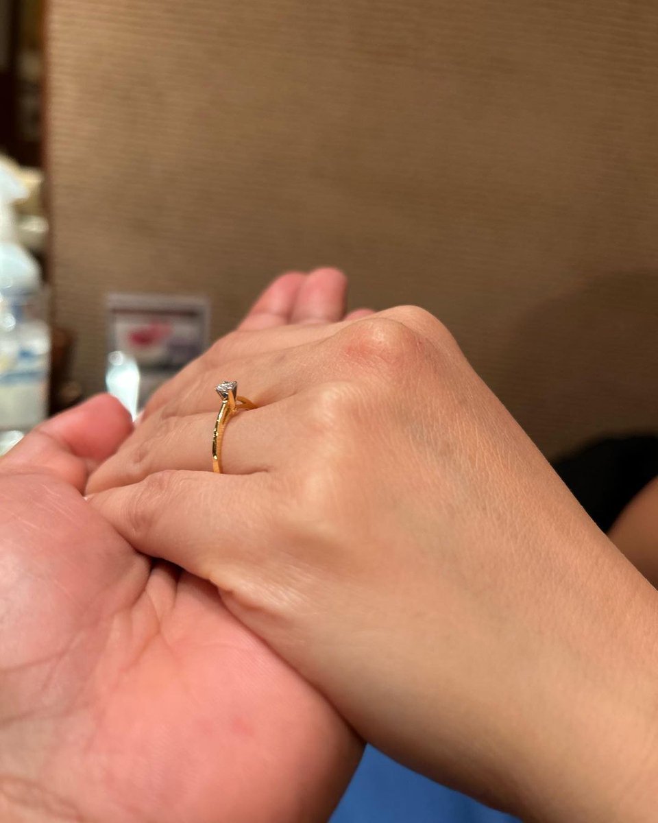 banderaphl's tweet photo. CONGRATS, NEIL AT CHIN! ❤️💍

IBINANDERA ng aktor na si Neil Coleta na nag-propose na siya sa kanyang partner na si ChinKee Jazmin Chinnei habang nagbabakasyon sa Mt. Fuji sa Japan. | 📸: Instagram/Coleta

Related chika: https://t.co/NpDBsBWNIb https://t.co/a8MiZueyEW