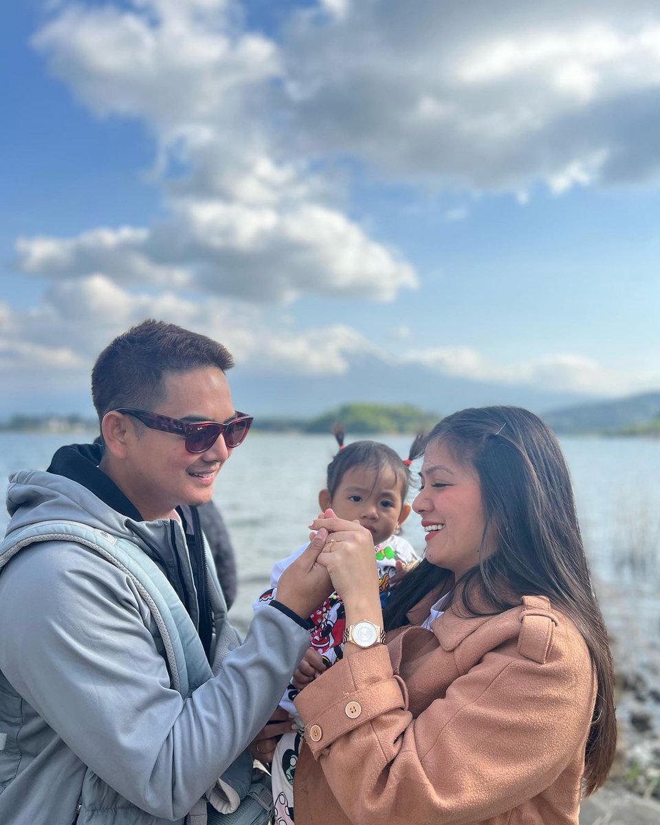 banderaphl's tweet photo. CONGRATS, NEIL AT CHIN! ❤️💍

IBINANDERA ng aktor na si Neil Coleta na nag-propose na siya sa kanyang partner na si ChinKee Jazmin Chinnei habang nagbabakasyon sa Mt. Fuji sa Japan. | 📸: Instagram/Coleta

Related chika: https://t.co/NpDBsBWNIb https://t.co/a8MiZueyEW