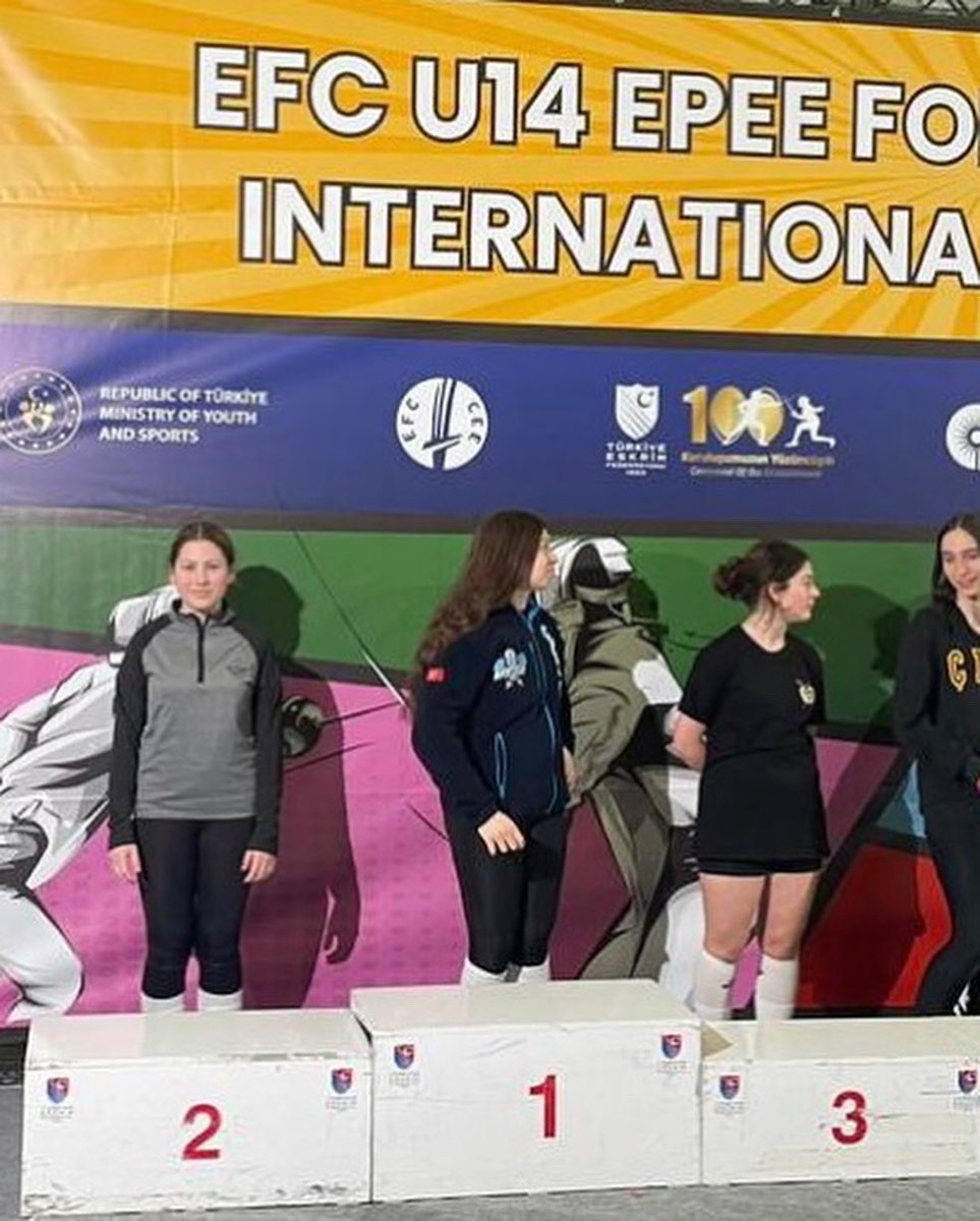 7. sınıf öğrencimiz Defne Ada Sümer Antalya'da düzenlenen Uluslararası Eskrim Çocuk Kupasında U14'de 2. olarak gümüş madalya, takım yarışında da 3. olarak bronz madalya almıştır. Öğrencimizi tebrik ederiz.