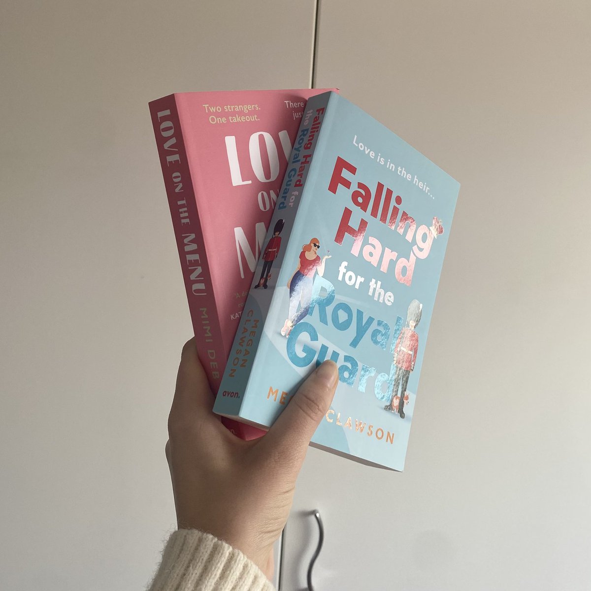 We’ll never take for granted the generosity of publishers 🥺 thank you so much @AvonBooksUK for sending us Falling hard for the royal guard by @meganambxr 💂🏻‍♂️& Love on the menu by @IDwrites 🥡 two delicious #romcoms we can’t wait to eat up!