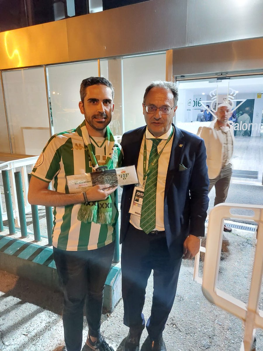 Nuestro más sincero agradecimiento a <a href="/ozgurunay/">Ozgur Unay Unay</a> por el detalle con nuestro socio <a href="/rubenmcapi/">Ruben’s</a>
Bético de pro, siempre con el aficionado y defendiendo la idiosincrasia del REAL BETIS BALOMPIÉ.
Gracias, bético.