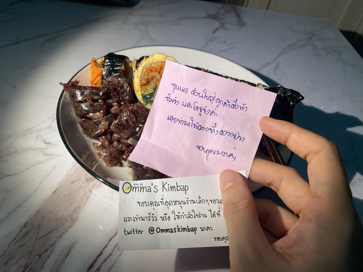 marla_kaa's tweet photo. เป็นร้านที่สั่งแล้วสั่งอีก ตัดใจจากคิมบับไข่หมูสามชั้นไม่ได้เลย ลองสั่งซุนแดมากินครั้งแรก รสชาติเหมือนไส้กรอกอีสานจืดแต่สัมผัสมันจะหนึบกว่า ให้ทางร้านช่วยแนะนำนำ้จิ้ม แม่ค้าแนะนำโคชูจังกับซัมจังมาลอง โคชูจังจะออกไปทางเปรี้ยว ส่วนซัมจังจะออกหวานหน่อยๆ ส่วนตัวจิ้มผสมกันอร่อยม๊าก https://t.co/rEEvQoHrVK
