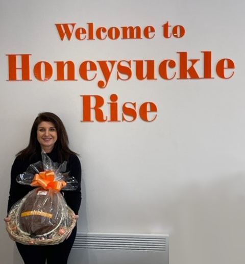 An egg-cellent winner! Congratulations to Suzanne Harrison who won the luxury Easter egg in the prize draw for the launch of Honeysuckle Rise, our beautiful new development at Burton on the Wolds 🙌