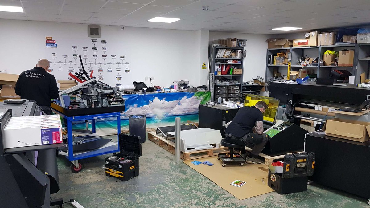 Signmaster_UK's tweet image. It’s a mid-week tech refurb day here at Signmaster. 
The Tech Team have their work cut out on refurbs, doing two at a time.
Do you need our Technical Support – see the below link for more information:-
ow.ly/vrEL50NOXhB #TechnicalDepartment #Refurbday #TechTeam