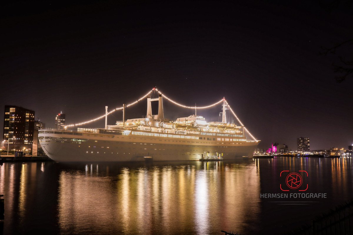 #ss_rotterdam #ssrotterdam #Rotterdam #010bynight #bynight #avondfotografie #nachtfotografie #nederland_ontdekt #nightphotography #photography #hermsenfotografie #scheepvaart #cruiseships #cruiseschip