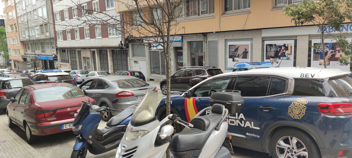 saraindipity's tweet photo. @Policia_Coruna @policia coches estacionados en doble fila. ¿Razón? Irse a tomar algo al bar. Dando ejemplo, si señor. @silcerino @ConcelloCoruna @mal_aparcados_C @aparcandomal https://t.co/ZIcS4YEbQS