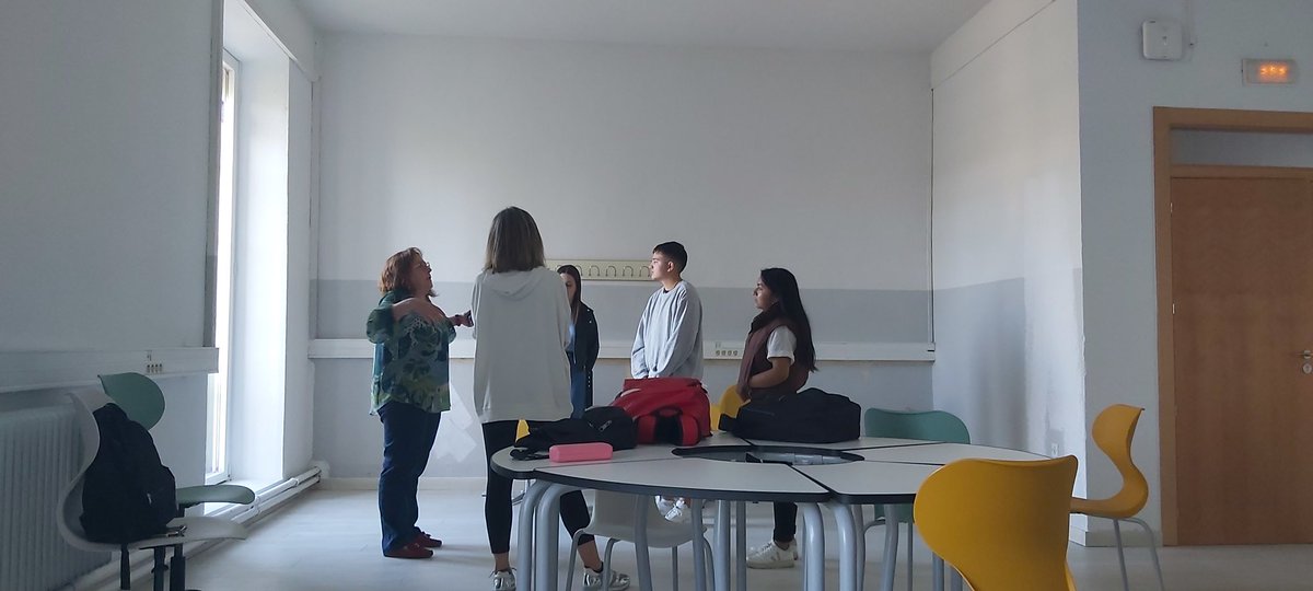 CIFP_Fabres's tweet photo. Primer taller de desarrollo de competencias sociales para la empleabilidad a través del sociodrama, el psicodrama y el juego de roles impartido por ANA FERNÁNDEZ al alumnado de FOL DCV1 y DSV1 @CIFP_Fabres @educacyl en el Aula de emprendimiento  #MEFP_EMPRENDIMIENTOCYL #APECYL https://t.co/4f1JIz8lKV