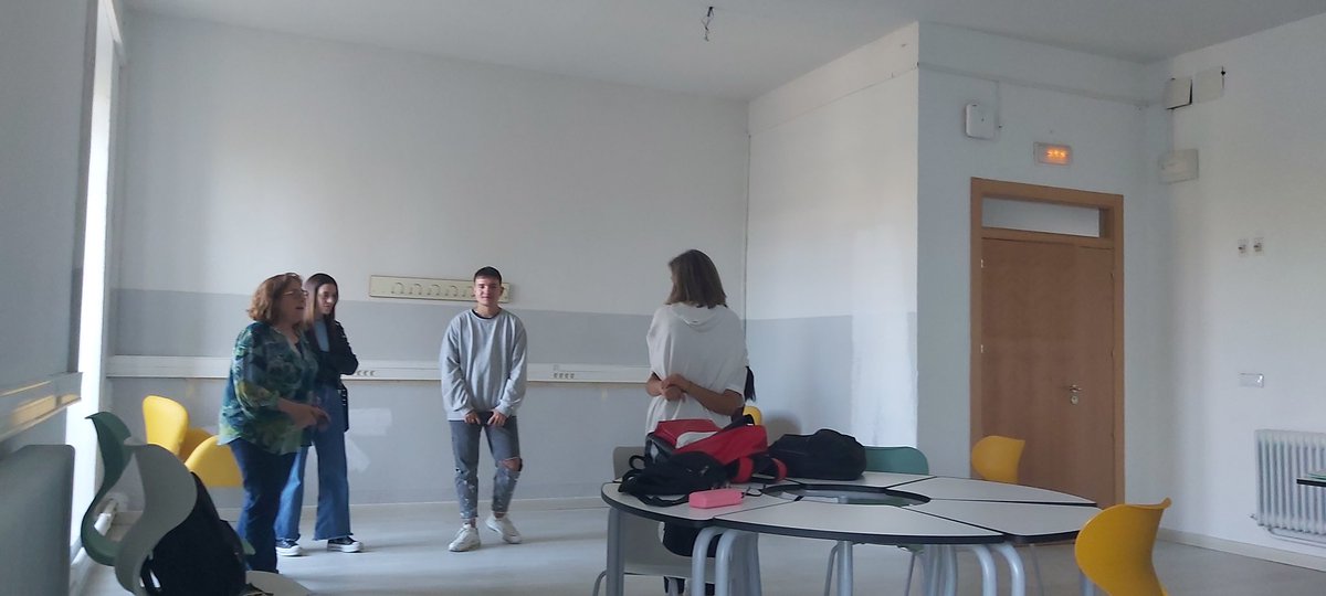 CIFP_Fabres's tweet photo. Primer taller de desarrollo de competencias sociales para la empleabilidad a través del sociodrama, el psicodrama y el juego de roles impartido por ANA FERNÁNDEZ al alumnado de FOL DCV1 y DSV1 @CIFP_Fabres @educacyl en el Aula de emprendimiento  #MEFP_EMPRENDIMIENTOCYL #APECYL https://t.co/4f1JIz8lKV