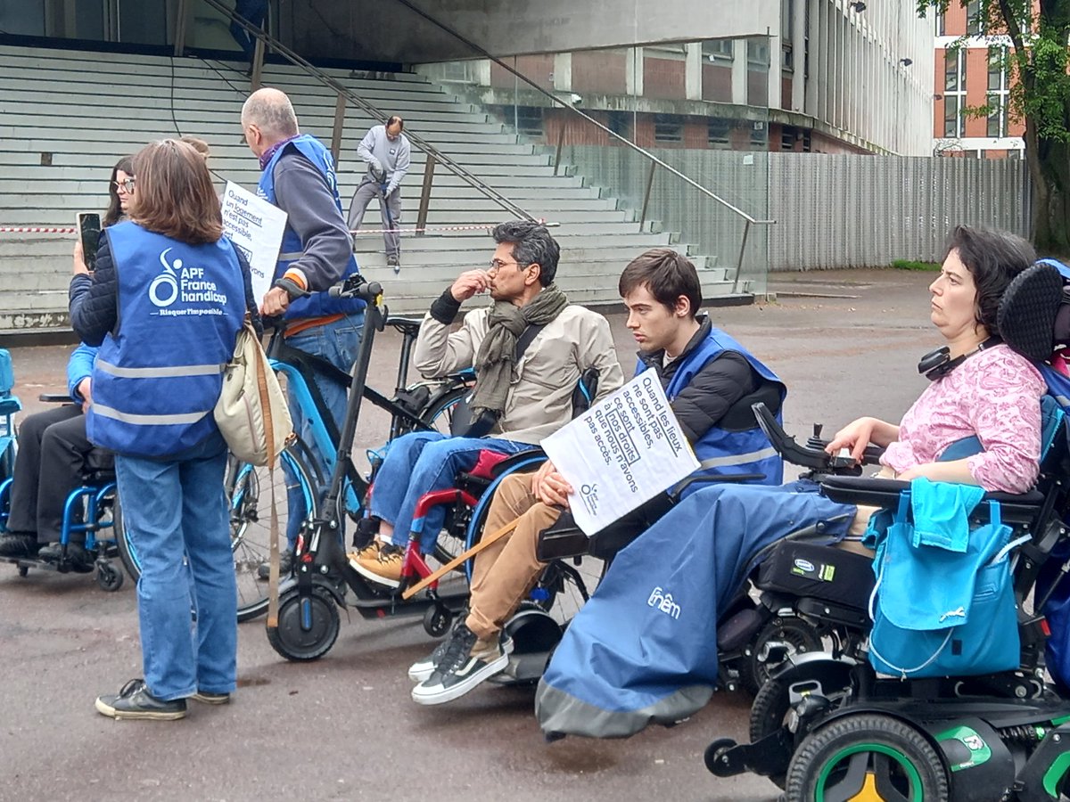 @APFHG31 est à nouveau dans les  rues de Toulouse pour dénoncer les difficultés d'accès aux droits. Quoi, la MDPH est en retard ??? Non le délai moyen est de 8 mois ... au lieu de 4 mois prévu par les textes ! Grrr ...
A quand l'application de la loi ?
#AuPiedDuMur