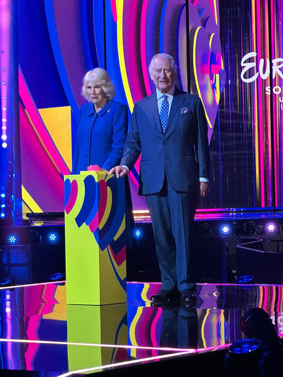NEW: The King and Queen Consort have met presenters and performers at the set of @Eurovision 2023 in Liverpool, and pressed the button to light up the stage. Here they are with @Rylan @hanwaddingham, Scott Mills and Mae Muller: