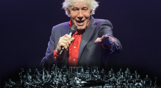 Een theatericoon is niet meer… Cabaretier Paul van Vliet is dinsdagavond op 87-jarige leeftijd overleden. Wij kijken terug op mooie herinneringen met hem in De Tamboer, bijvoorbeeld tijdens zijn laatste voorstelling in december 2019 met het Noordpool Orkest.