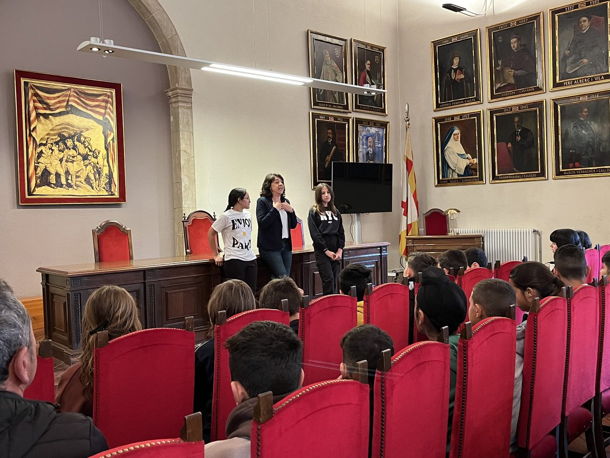 AlcaldessaVic's tweet photo. Els alumnes de 6è de l’escola FEDAC-Vic ens han visitat amb la Júlia i la Carmen, membres del consistori infantil, que han vingut a conèixer l'Ajuntament. Gràcies per venir! https://t.co/oXmW3cKzM3