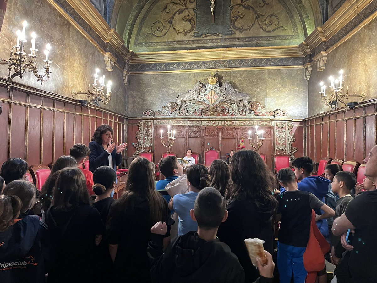 AlcaldessaVic's tweet photo. Els alumnes de 6è de l’escola FEDAC-Vic ens han visitat amb la Júlia i la Carmen, membres del consistori infantil, que han vingut a conèixer l'Ajuntament. Gràcies per venir! https://t.co/oXmW3cKzM3