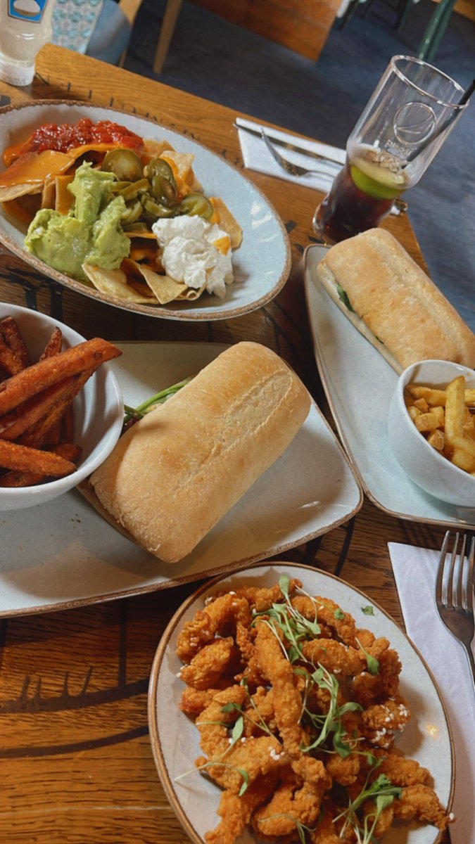 Cheekypeach94's tweet photo. Lunching with my babesβ€οΈ
Obviously needs covering. Sort it and say thank youπ«°πΎ
#findom #femdom #humiliation #joi #cuck #loser #lunchsub #beta #ebonyprincess #drain https://t.co/5XsfgKl9GG