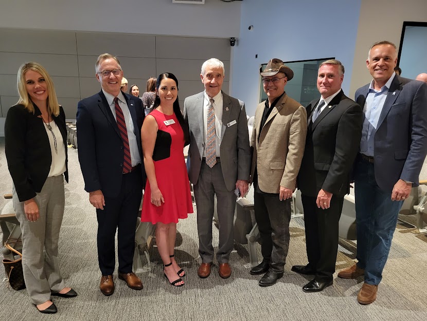 EVPLewis's tweet photo. . @GilbertYourTown #GilbertAZSOTT with @GilbertAZMayor, theme #ConnectingGilbert
@maricopacounty @JackSellers @AssessorEddie @CityofMesa @MayorGiles @EVPartnership
@Gilbert_Manager @ykoprowski @AJCityAZ Mayor Wilson @TownofQC Mayor Wheatley @JeffBrownQC @gatewayairport https://t.co/ccjaorjIcu